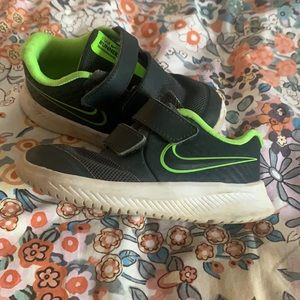 Toddler size 7 Nike Velcro tennis shoes Good used condition